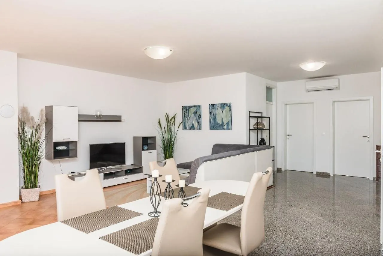 Apartments Marcel 노비비노돌스키