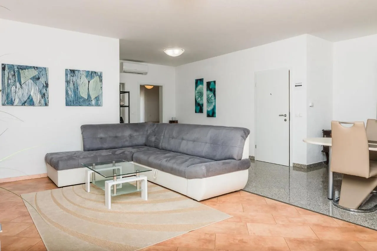 Apartments Marcel 노비비노돌스키